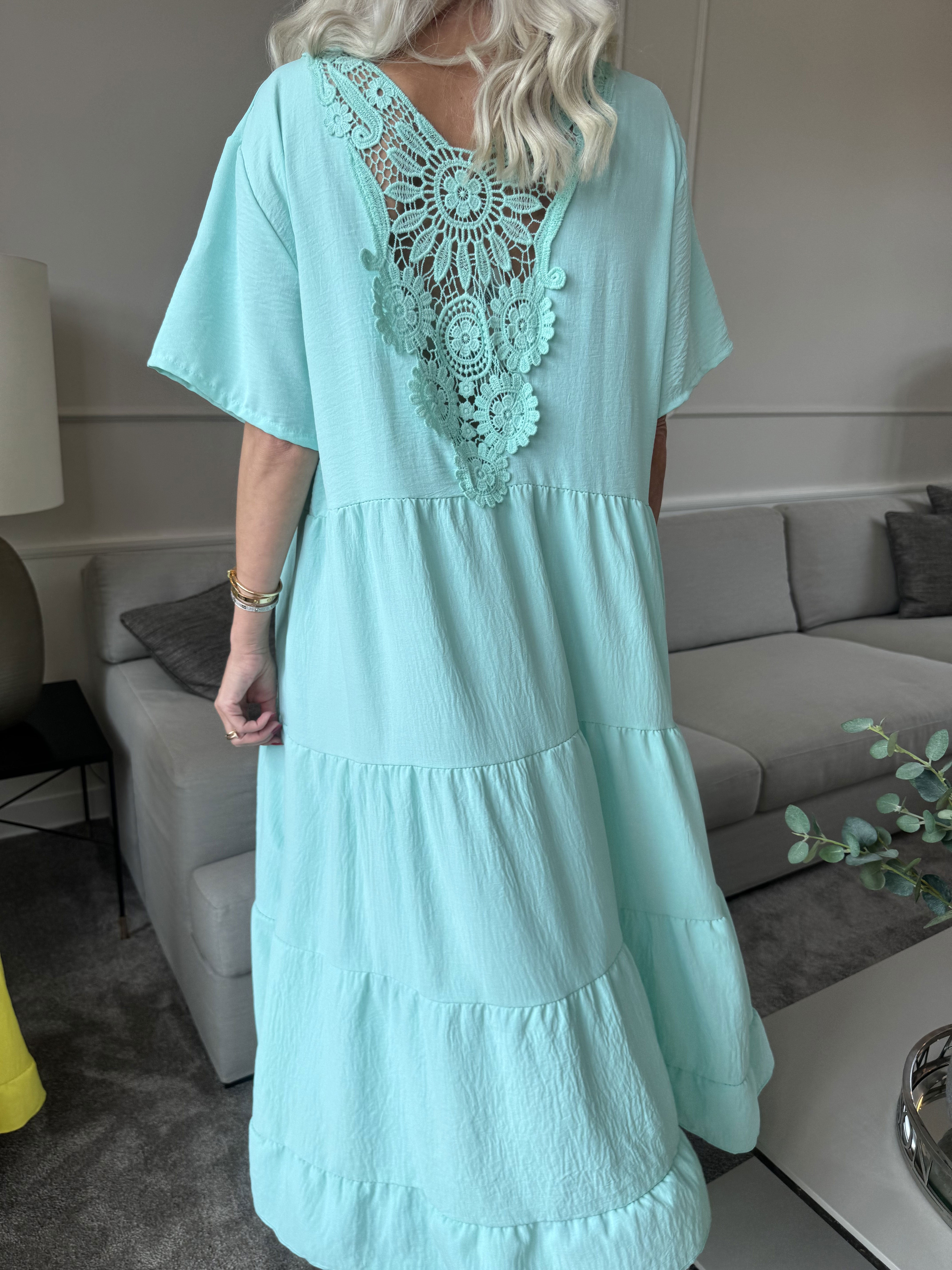 Shayna - Tunikakjole i viskose med broderet detaljer på ryggen